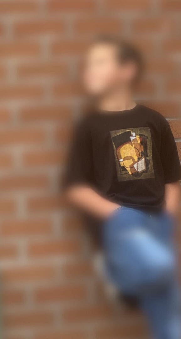 A blurry picture of a person wearing a t-shirt