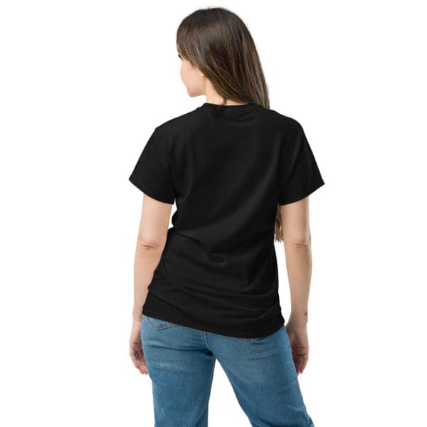 Woman in black t-shirt, back view.