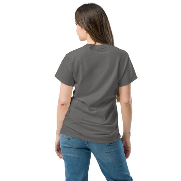 Woman in gray t-shirt, back view.