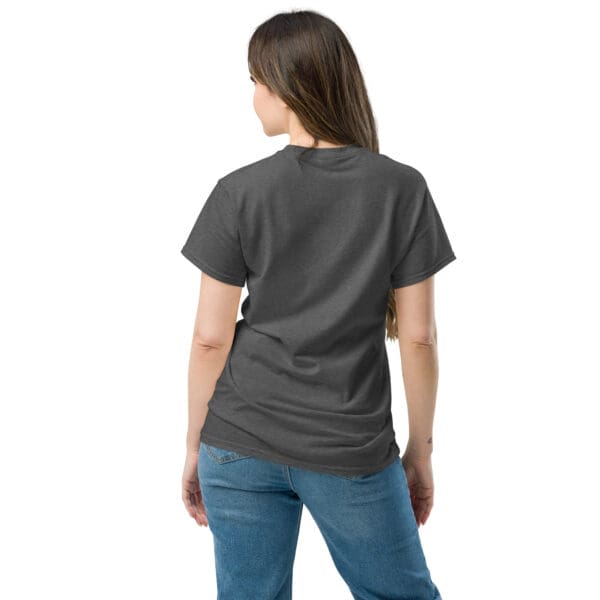 Woman in gray t-shirt, back view.