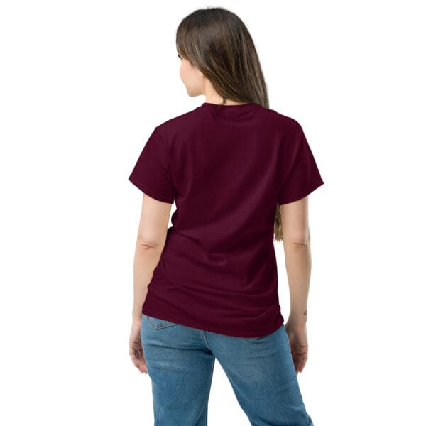 Woman in maroon t-shirt, back view.