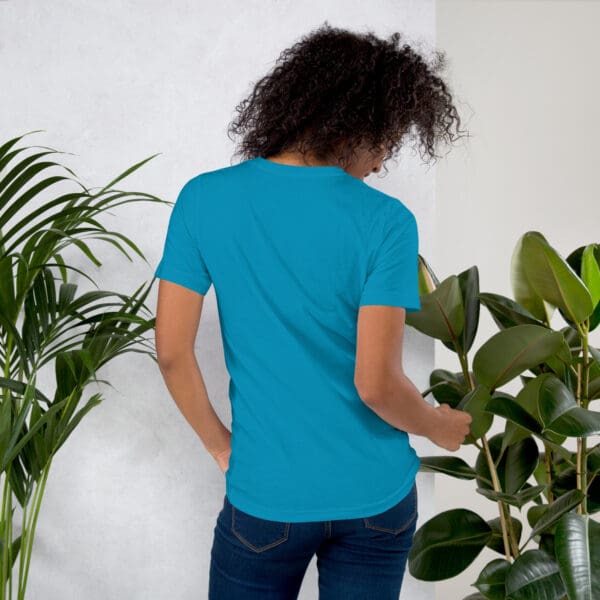 Woman in turquoise t-shirt, back view.