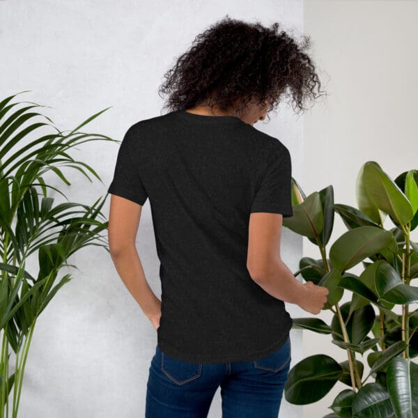 Woman in black t-shirt, back view.