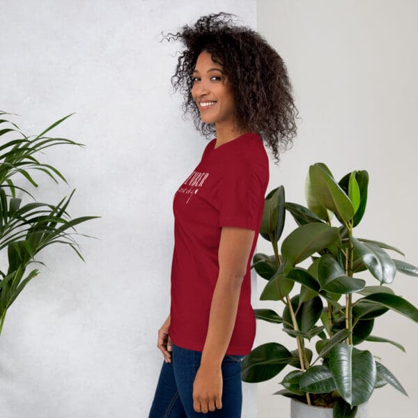 Woman in red t-shirt, side view.