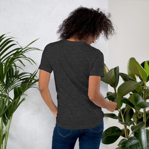 Woman in dark gray t-shirt, back view.