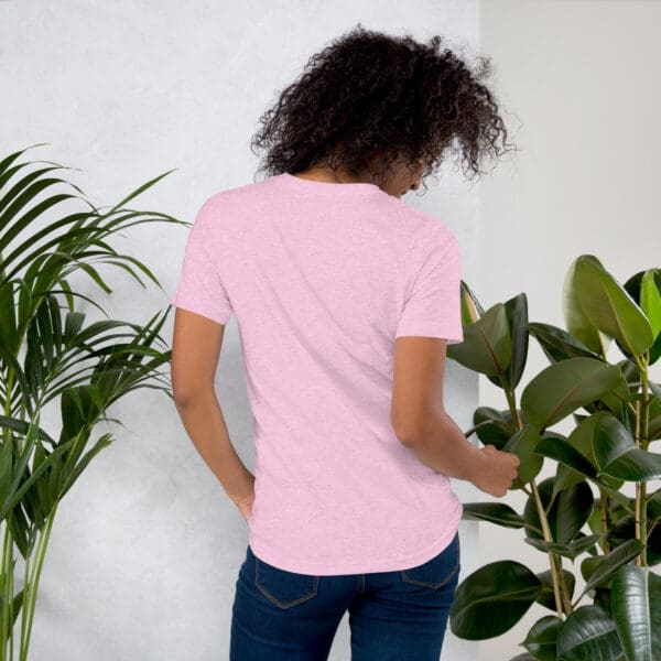 Woman in pink t-shirt, back view.