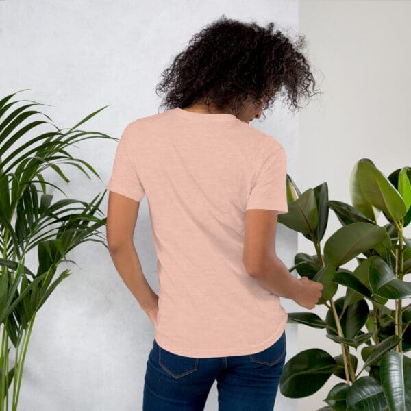 Woman in peach t-shirt, back view.