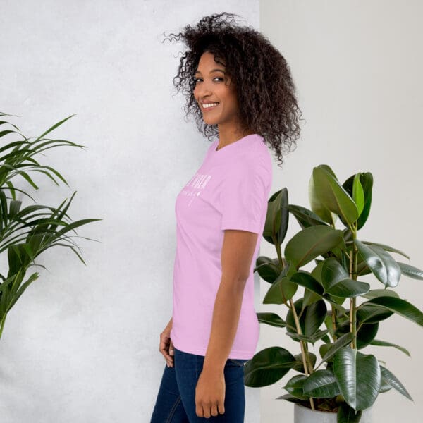 Woman in pink t-shirt, side view.