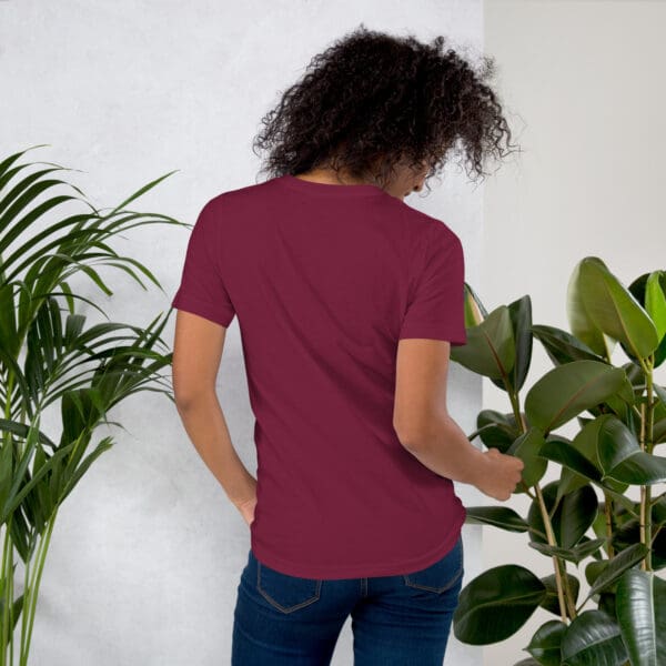 Woman in maroon t-shirt, back view.