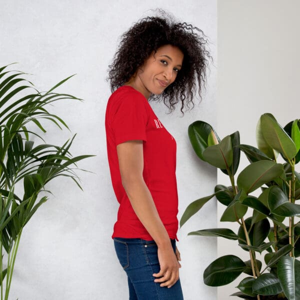 Woman in red t-shirt, side view.