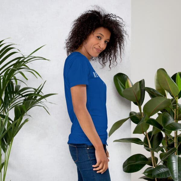 Woman in blue t-shirt, side view.